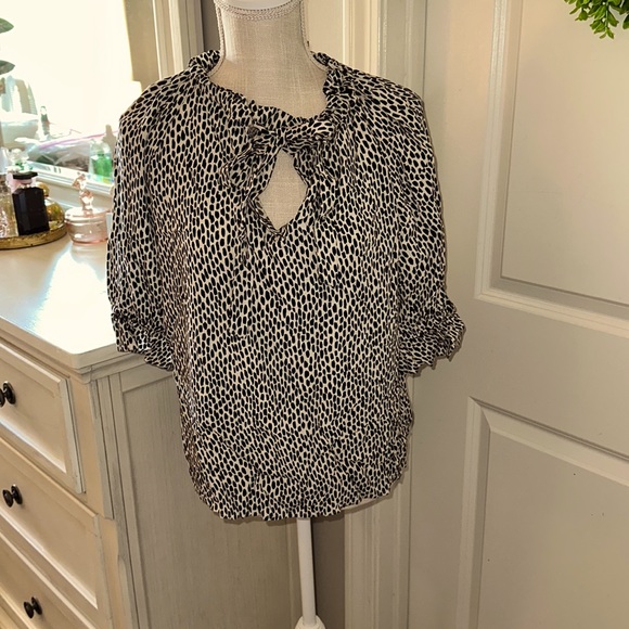 Size L Who What Wear black and beige patterned blouse EUC - Picture 1 of 2